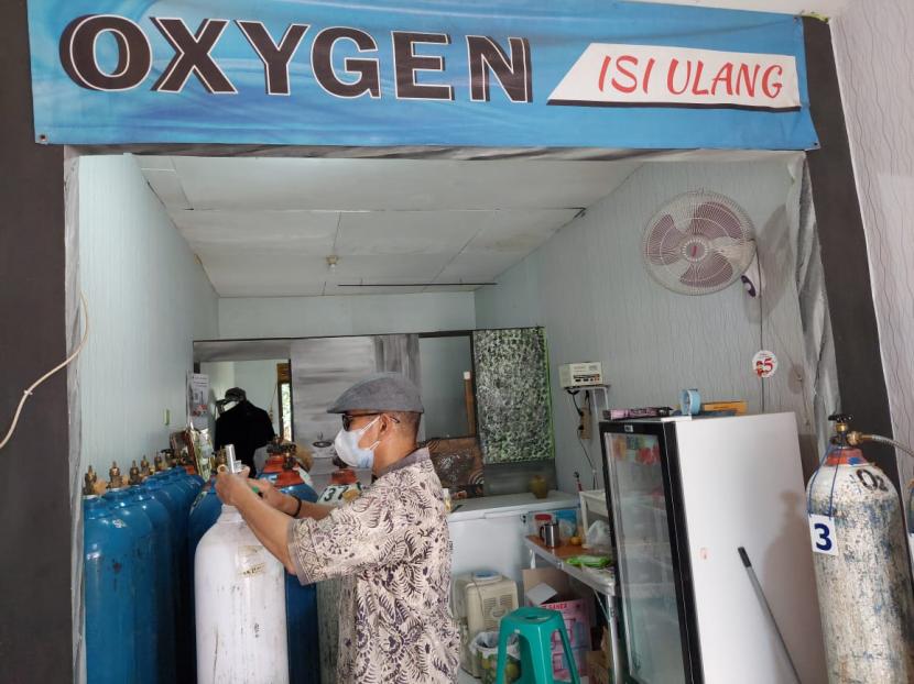 Permintaan isi ulang di salah satu kios penjual oksigen di Kota Bekasi mengalami peningkatan dalam dua pekan terakhir, Kamis (23/6).