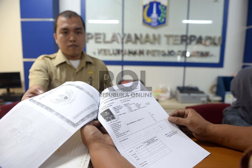 Permintaan Kartu Kuning. Warga mengajukan pembuatan kartu tanda pencari kerja atau kartu kuning di Kelurahan Petojo Selatan, Jakarta, Rabu (29/7).   (Republika/Wihdan)