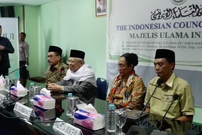 Sukmawati Soekarnoputri visits MUI office to convey an apology over her controversial poem.