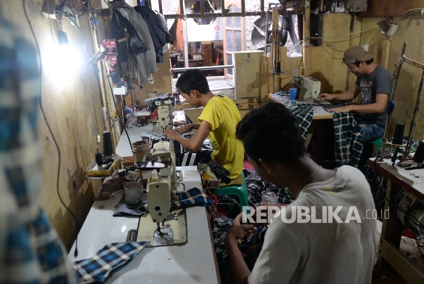 Permintaan Pakaian Lebaran. Pekerja menjahit baju pesanan untuk lebaran di konveksi rumahan di Tambora, Jakarta, Kamis (12/5).