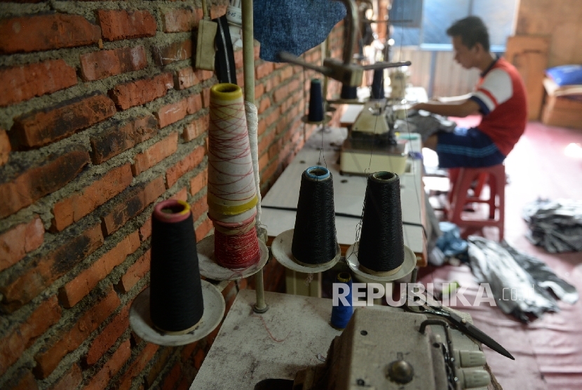 Permintaan Pakaian Lebaran. Pekerja menjahit baju pesanan untuk lebaran di konveksi rumahan di Tambora, Jakarta, Kamis (12/5).