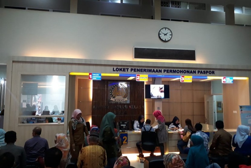 Permintaan pembuatan paspor di Kantor Imigrasi Kelas I Kota Padang, Sumatra Barat  meningkat sejak kenaikan harga  tiket pesawat penerbangan lokal.