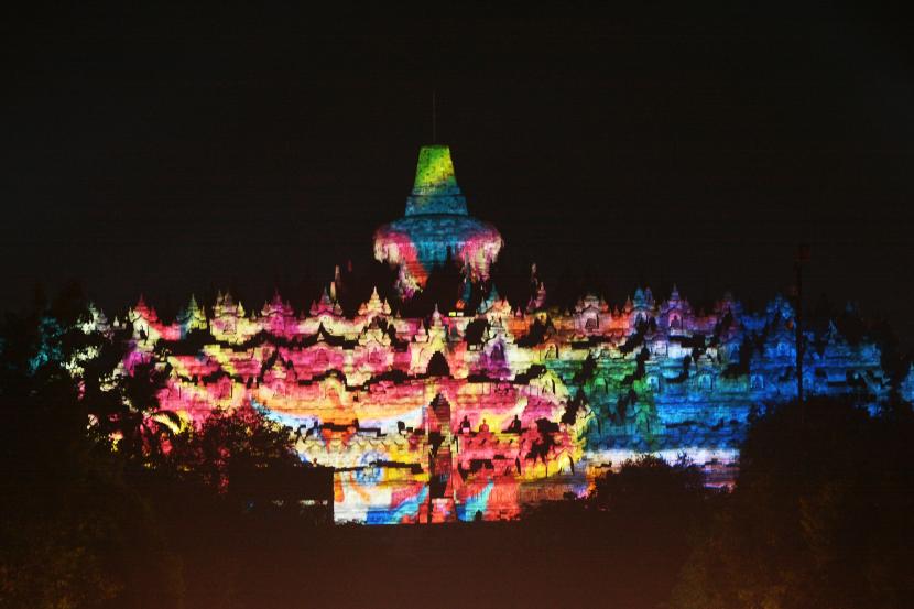 Permukaan candi Borobudur dihiasi aneka film animasi saat pertunjukan video mapping pada rangkaian Indonesia Bertutur 2022 di taman wisata Candi Borobudur, Magelang, Jawa Tengah, Jumat (9/9/2022).