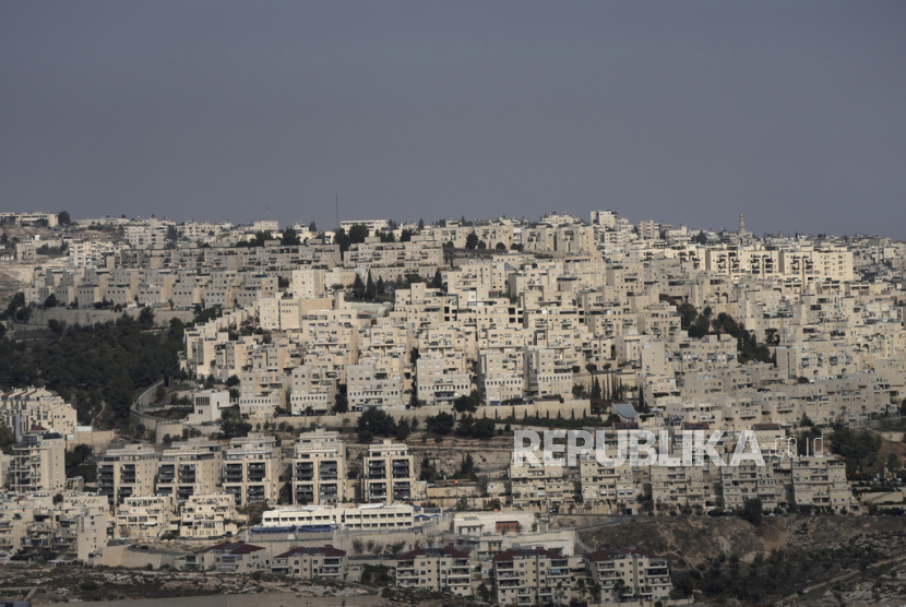 Permukiman Israel di Har Homa, terlihat dari kota Betlehem di Tepi Barat, Selasa, 17 Desember 2024. 