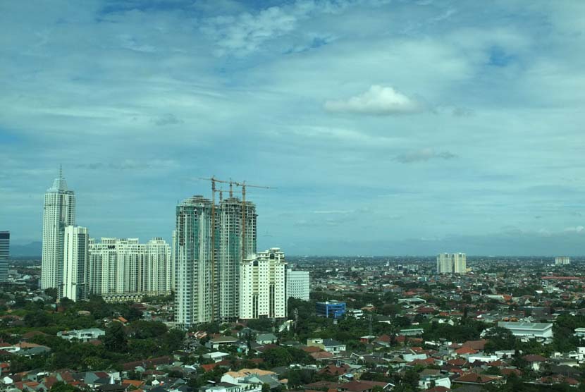 Permukiman penduduk dan pembangunan gedung terlihat dari kawasan Senayan, Jakarta, Kamis (24/4) .