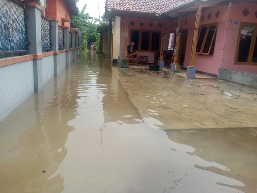 Permukiman warga di Blok Centeng, Desa Dermayu, Kecamatan Sindang, Kabupaten Indramayu dilanda banjir,  Kamis (14/3/2024). 