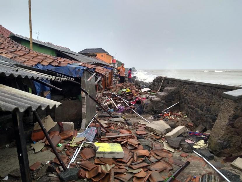 Permukiman warga di Desa Eretan Kulon, Kecamatan Kandanghaur, Kabupaten Indramayu yang rusak dihantam gelombang tinggi, Ahad (1/1/2023).