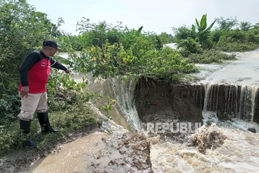 Permukiman warga di Desa Kembangan, Kecamatan Bonang, Kabupaten Demak, Jawa Tengah, tergenang banjir akibat jebolnya tanggul Sungai Tuntang, Senin (19/5/2025). Sebanyak enam desa lainnya yang tersebar di lima kecamatan turut terimbas bencana tersebut.