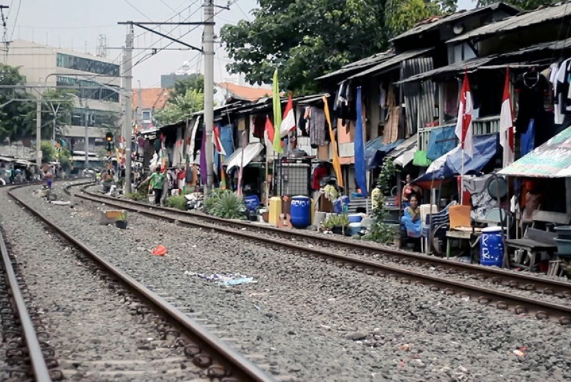 Permukiman warga di pinggir rel kereta api Tanah Abang, Jakarta Pusat