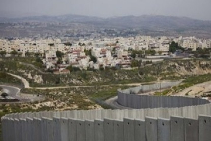Zionis Israel memberlakukan kebijakan apartheid dan rasis. Tembok pemisah di Yerusalem Timur (ilustrasi)