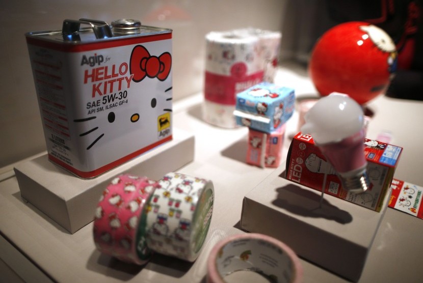 Pernak-pernik Hello Kitty yang dipamerkan di museum di California, LA, dalam rangka ultah tokoh ini ke-40.