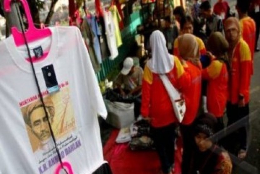 PERNAK PERNIK MUKTAMAR--Para peserta muktamar menyempatkan diri untuk berbelanja pernak pernik muktamar Muhammadiyah di Stadion Mandala Krida, Yogyakarta