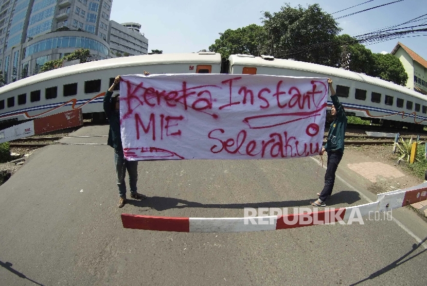 Pernyataan sikap pembangunan kereta cepat Jakarta-Bandung oleh Keluarga Mahasiswa ITB bersamaan dengan acara 'Sosialisasi dan Dialog Publik Pembangunan Kereta Cepat' depan di Hotel Grand Panghegar, Kota Bandung, Jumat (19/2).