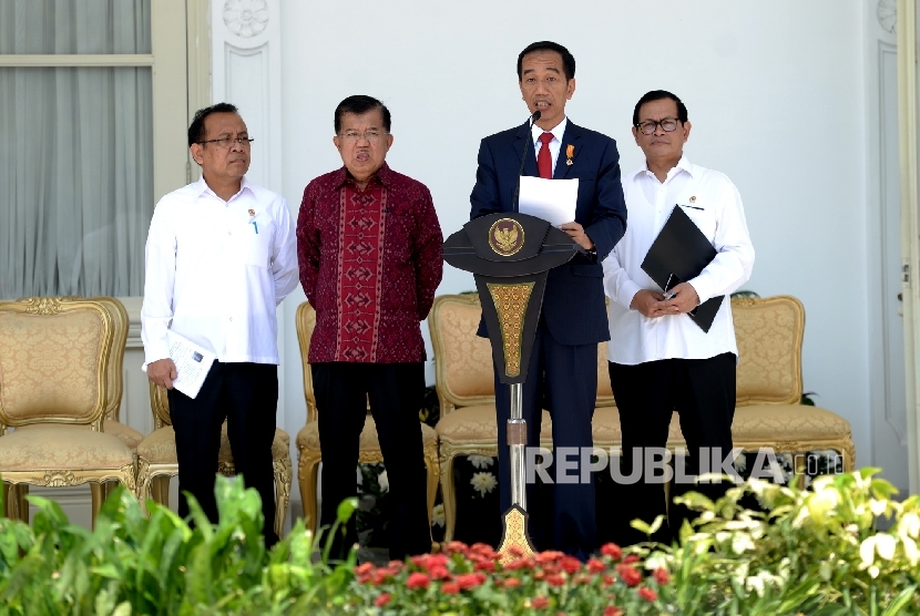 Perombakan Kabinet Kerja. Presiden Joko Widodo bersama Wakil Presiden Jusuf Kalla memberikan konferensi pers terkait perombakan Kabinet Kerja ke-2 di Istana Merdeka, Jakarta, Rabu (27/7).