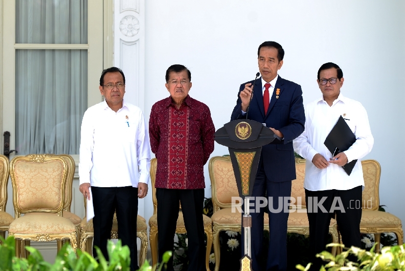 Presiden Joko Widodo bersama Wakil Presiden Jusuf Kalla memberikan konferensi pers terkait perombakan Kabinet Kerja ke-2 di Istana Merdeka, Jakarta, Rabu (27/7). (Republika/Wihdan Hidayat)