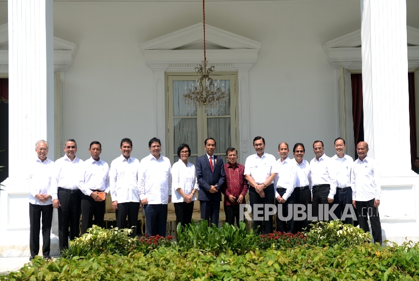 Presiden Joko Widodo, Wakil Presiden Jusuf Kalla, bersama jajaran menteri yang baru berfoto bersama usai konferensi pers terkait perombakan Kabinet Kerja ke-2 di Istana Merdeka, Jakarta, Rabu (27/7). (Republika/Wihdan Hidayat)
