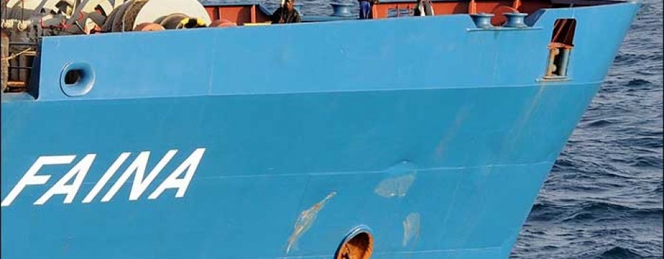 Perompak Somalia bersenjatakan roket menunggui kapal MV Faina.
