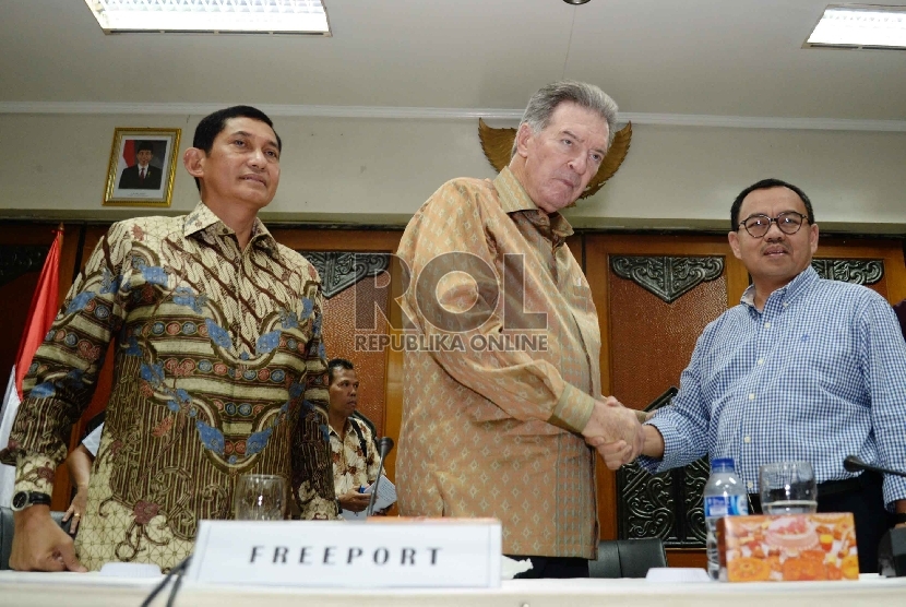 Perpanjangan Kerjasama: Menteri ESDM Sudirman Said (kanan), bersama Chairman Freeport McMoRan, James Robert Moffet (tengah), dan Presiden Direktur PT Freeport Indonesia Maroef Sjamsoeddin memberikan keterangan pers di Kementerian ESDM, Jakarta, Ahad (25/1)