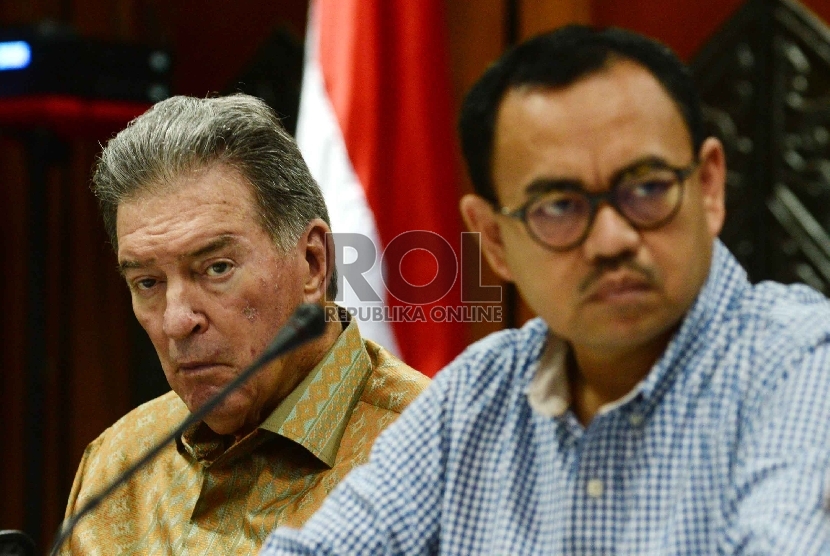 Perpanjangan Kerjasama: Menteri ESDM Sudirman Said (kanan), bersama Chairman Freeport McMoRan, James Robert Moffet (kiri) saat memberikan keterangan pers di Kementerian ESDM, Jakarta, Ahad (25/1).