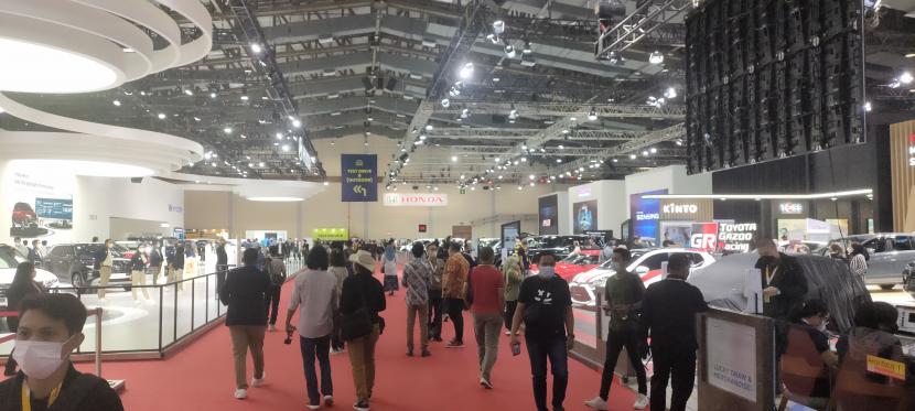 Perpanjangan relaksasi PPnBM bagi kendaraan yang diberlakukan pemerintah  tampaknya dimanfaatkan bentul kalangan industri otomotif pada ajang pameran Jakarta Autoweek ini. Tampak suasana pameran Jakarta Autoweek yang berlangsung 12 hingga 20 Maret 2022