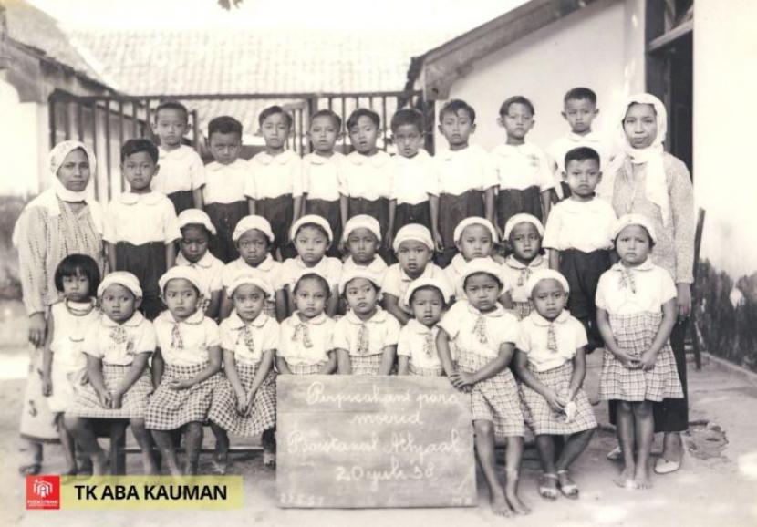 Perpisahan murid TK ABA Aisyiyah Kauman, Yogyakarta pada tahun 1958.