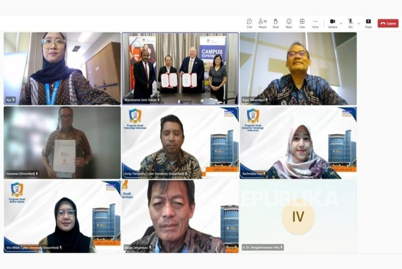 Perpustakaan Cyber University memperkenalkan fasilitasnya kepada delegasi UTP Malaysia.