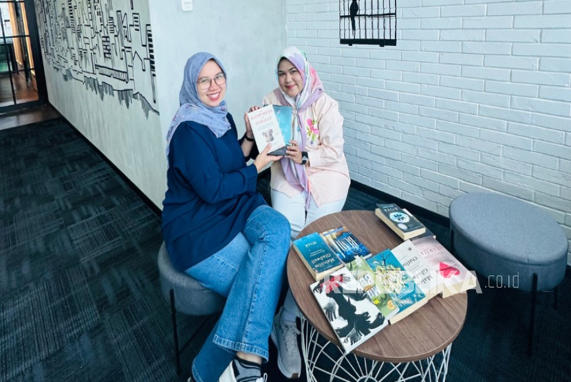 Perpustakaan Cyber University menerima hibah 15 eksemplar buku dari Rianti Rozalina, dosen Program Studi Bisnis Digital Cyber University.