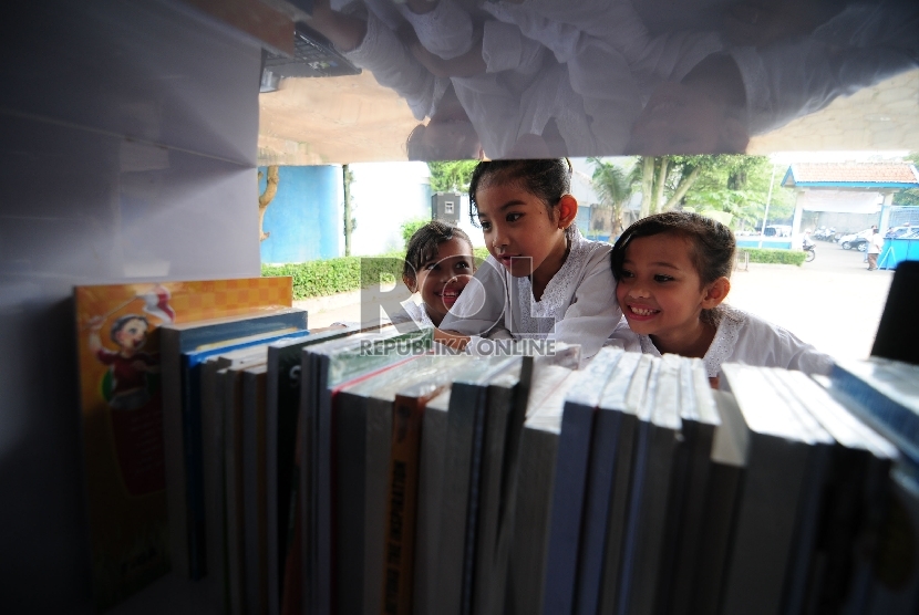 Perpustakaan Keliling: Sejumlah siswa membaca buku perpustakaan keliling di SD Angkasa 3 komplek Husein, Kota Bandung, Jumat (27/2).
