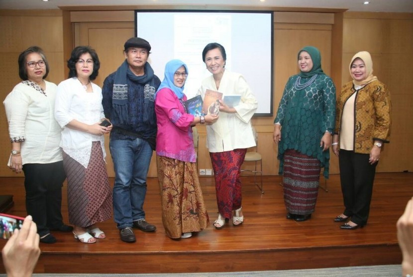 Perpustakaan MPR menggelar acara 'Wakil Rakyat Bicara Buku' bertema Poetri Poetry, Bincang dan Baca Puisi Perempuan Penyair di ruang Presentasi Perpustakaan MPR, Jakarta, Jumat (21/4).