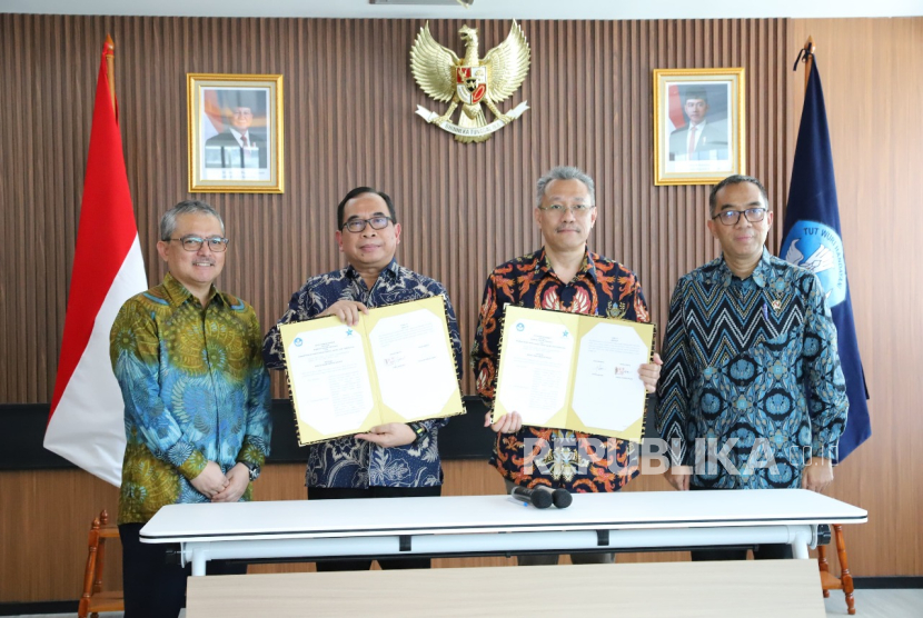 Perpustakaan Nasional Republik Indonesia (Perpusnas) dan Kementerian Pendidikan Tinggi, Sains dan Teknologi (Kemdiktisaintek) menyepakati kerja sama melalui penandatanganan nota kesepahaman. Keduanya akan berkolaborasi dalam penyediaan fasilitas akses jurnal secara terintegrasi dan membuat sistem database alat penelitian yang dapat digunakan untuk kebutuhan perguruan tinggi. Selain itu, kedua pihak akan berkolaborasi dalam program Kuliah Kerja Nyata (KKN) Tematik Literasi yang melibatkan berbagai perguruan tinggi di Indonesia. 