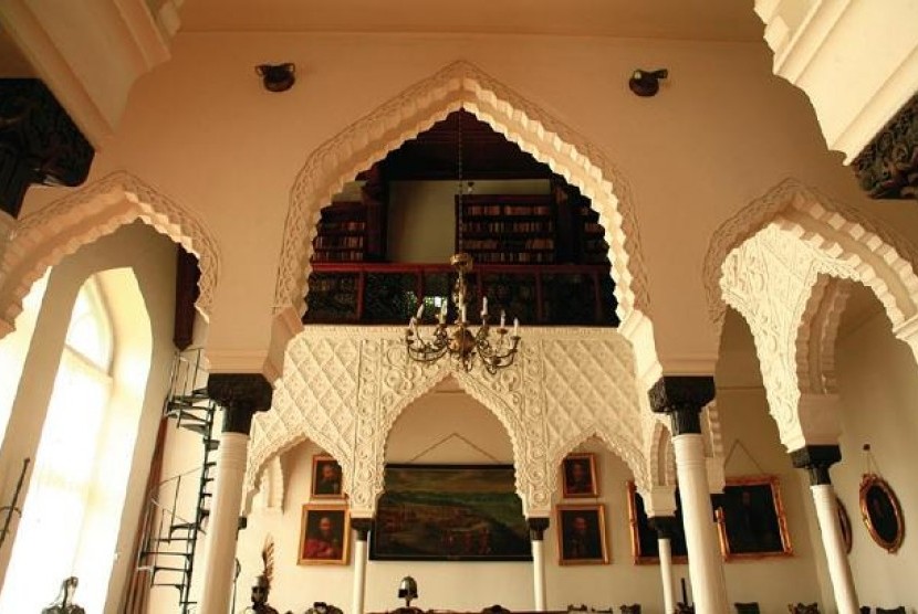 Perpustakaan pribadi di Istana Kornik dengan interior bergaya Moor.