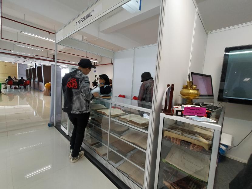 Perpustakaan Sejarah dan Budaya Puspa Lulut mengadakan pameran manuskrip dan artefak di Malang Creative Center (MCC) Kota Malang mulai 2 sampai 6 Maret 2023. 