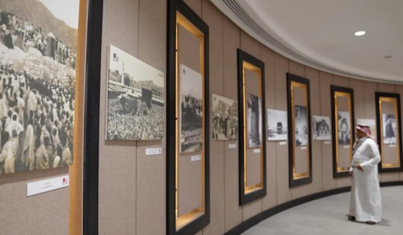 Perpustakaan Umum Raja Abdulaziz di Riyadh menyelenggarakan pameran dokumen sejarah dan artefak yang berkaitan dengan Haji dan Dua Masjid Suci. 