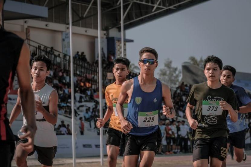 Persaingan putra babak penyisihan lari 1,000 meter kategori SMA pada Energen Champion SAC Indonesia 2023 Bali-Nusra Qualifiers yang digelar Kamis, 26 Oktober 2023, di Stadion Oepoi, Kupang, Nusa Tenggara Timur (NTT).