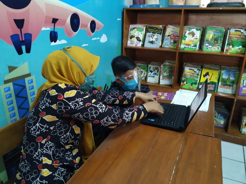 Persatuan Guru Republik Indonesia (PGRI) Kota Banjar, Jawa Barat, menyebut tantangan guru di masa pandemi Covid-19 semakin berat. Sebab, para guru harus memastikan pelajaran yang diberikan dapat diserap dengan baik siswanya, meski tanpa tatap muka. 