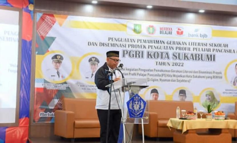 Persatuan Guru Republik Indonesia (PGRI) Kota Sukabumi menggencarkan gerakan literasi sekolah. Upaya ini diharapkan dapat memberikan dukungan terbaik untuk menjemput Indonesia emas pada 2045 mendatang.
