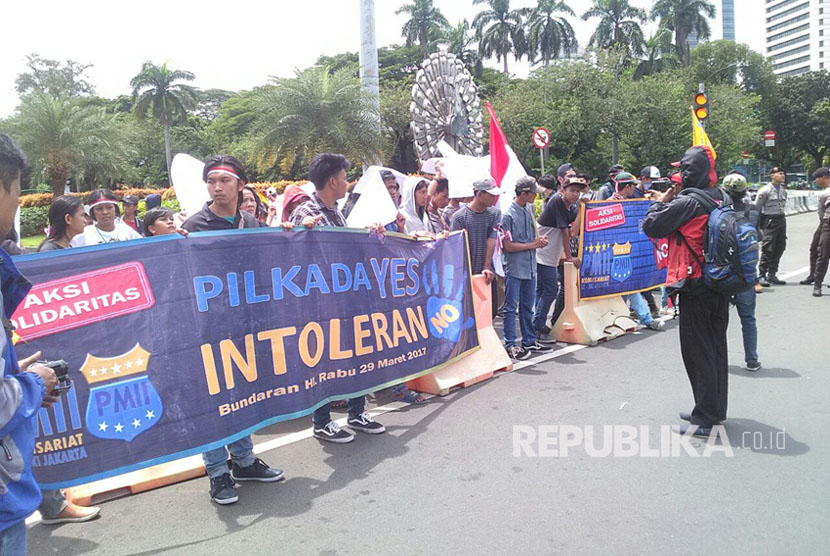 Persatuan Mahasiswa Islam Indonesia gelar unjuk rasa aksi solidaritas dan teatrikal memprotes merebaknya isu SARA menjelang Pilkada DKI Jakarta, pada Rabu (29/3) di sekitar Bundaran HI, Jakarta Pusat.