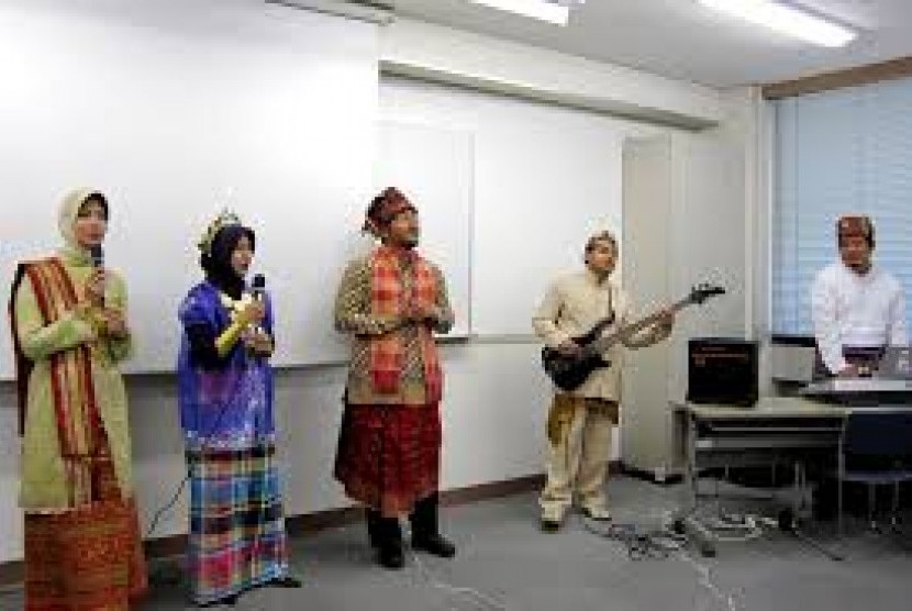 Persatuan Pelajar Indonesia (PPI) di Jepang menyanyikan lagu Bengawan Solo.