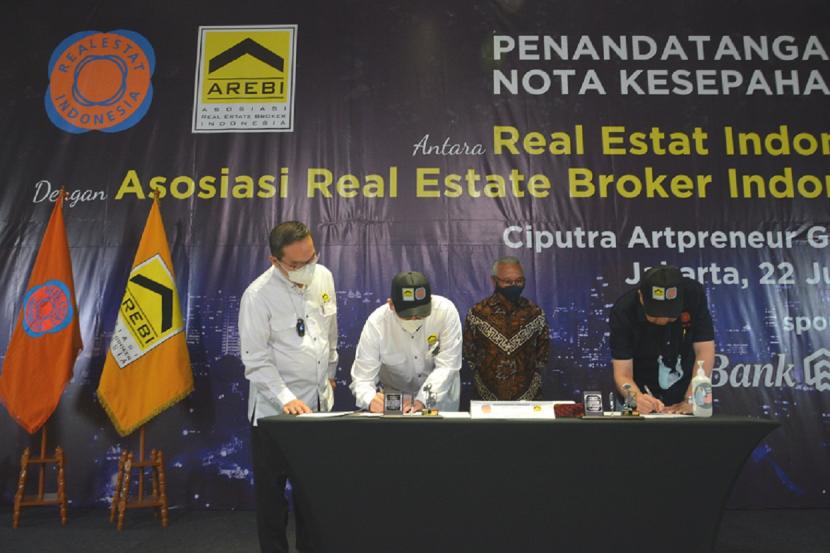 Persatuan Perusahaan Realestat Indonesia (REI) dan Asosiasi Real Estate Broker Indonesia (AREBI) menjalin sinergi. Kedua lembaga menandatangani Nota Kesepahaman (MoU) di Jakarta, Jumat (22/7/2022). 