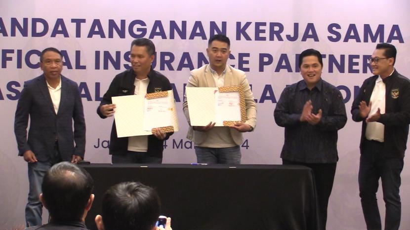 Persatuan Sepak Bola Seluruh Indonesia (PSSI) menjalin kerja sama dengan Mandiri In Health di Menara Danareksa, Jakarta, Kamis (13/3/2024). 