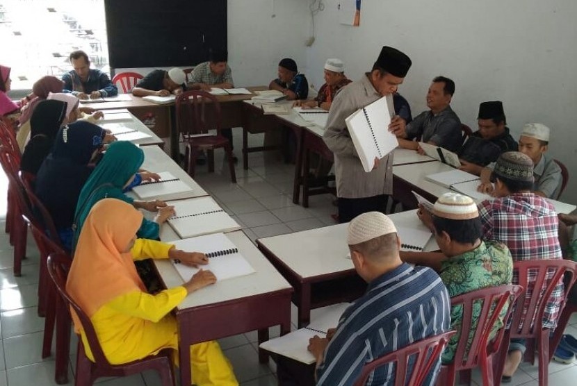 Persatuan Tuna Netra Indonesia (Pertuni) Sumut kembali menggelar pengajian atau tadarus Alquran di kantor DPD Pertuni Sumut, Jl Sampul, Medan. Para peserta tadarus yang terdiri dari remaja hingga orang tua bergantian membaca Alquran dengan huruf braille.