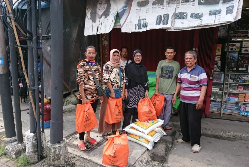 Persatuan Warga Sungayang (PWS) Jakarta dan sekitarnya membagikan sebanyak 900 paket  sembako kepada warga menjelang memasuki bulan suci Ramadhan 1440 Hijriah.