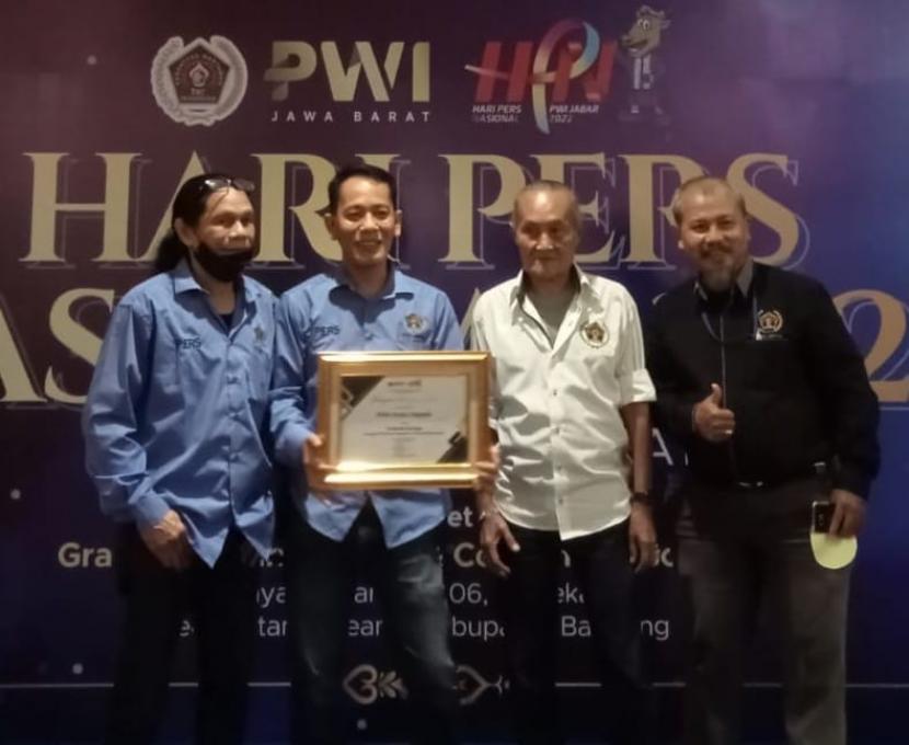 Persatuan Wartawan Indonesia (PWI) Kota Depok meraih penghargaan terbaik III PWI se-Provinsi Jawa Barat (Jabar) dalam acara Hari Pers Nasional (HPN) dan Konferensi Kerja PWI Jabar 2022 yang berlangsung di Hotel Grand Sunshine Resort & Convention, Soreang, Kabupaten Bandung, Jabar, Rabu (23/3/2022). 