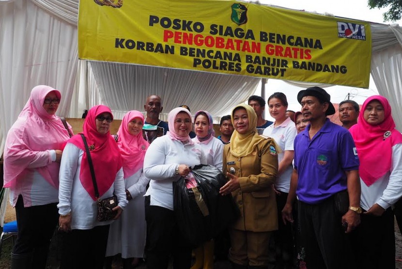 Persaudaraan Istri Anggota (PIA) DPR memberikan bantuan untuk korban banjir bandang yang terjadi di Kabupaten Garut beberapa hari lalu.