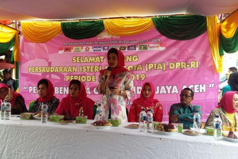 Persaudaraan Istri Anggota (PIA) DPR menyelenggarakan bakti sosial di Kabupaten Pidie Jaya, Provinsi NAD. 