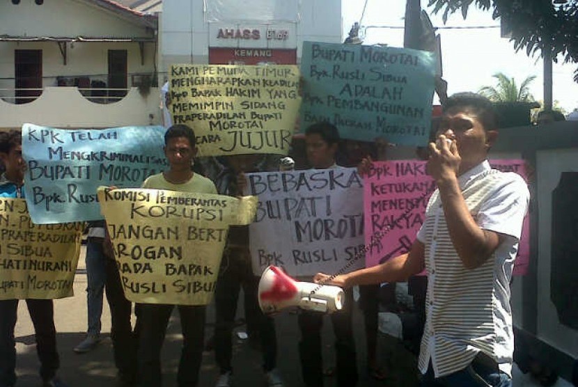Persaudaraan Muda Indonesia Timur menggelar aksi di PN Jakarta Selatan, Senin (3/8). Mereka menuntut agar Bupati Morotai Rusli Sibua dibebaskan.