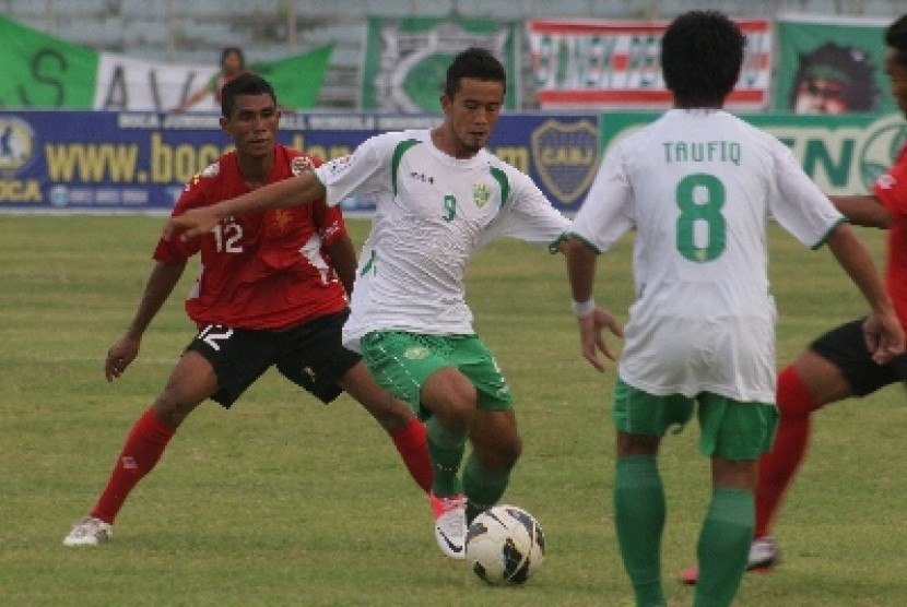  Persebaya Surabaya Aris Alfiansyah (tengah) berebut bola dengan pesepakbola Pro Duta FC Abdul Majid (kiri).