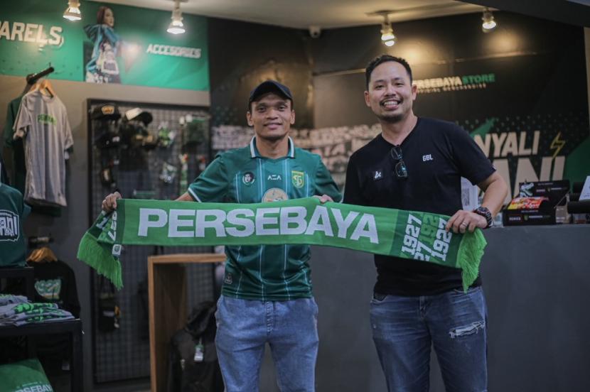 Persebaya Surabaya merekrut eks penyerang Persib Bandung dan Persis Solo, Ferdinand Sinaga. 