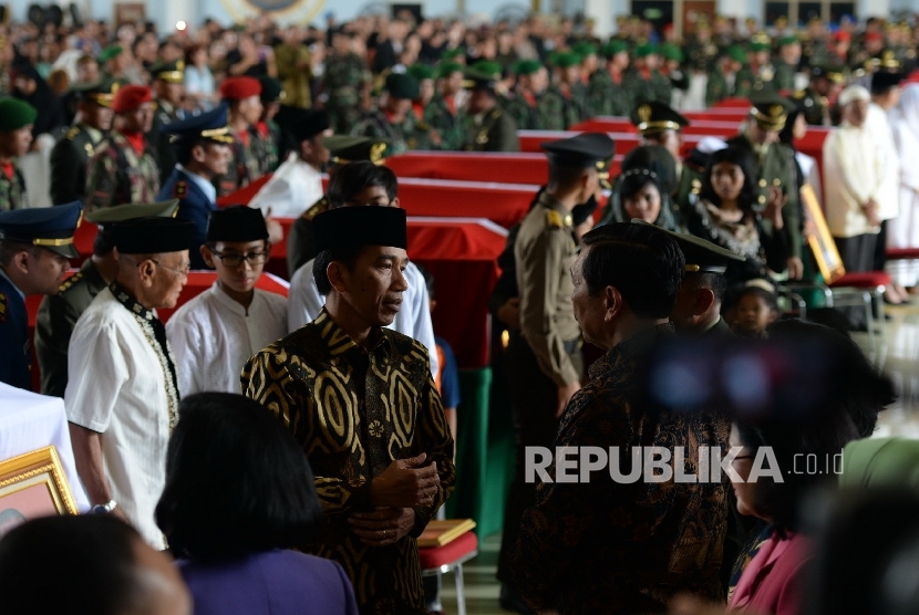 Presiden Joko Widodo melayat jenazah para korban jatuhnya Helikopter TNI AD jenis Bell 412 EP disemayamkan di Hanggar Skadron Udara 17 Lanud Halim Perdanakusumah, Jakarta, Selasa (22/3).  (Republika/Wihdan Hidayat)