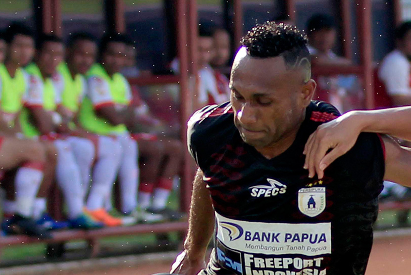 Titus Bonai mencetak gol saat Persipura mengalahkan PSIS Semarang, Foto (ilustrasi)